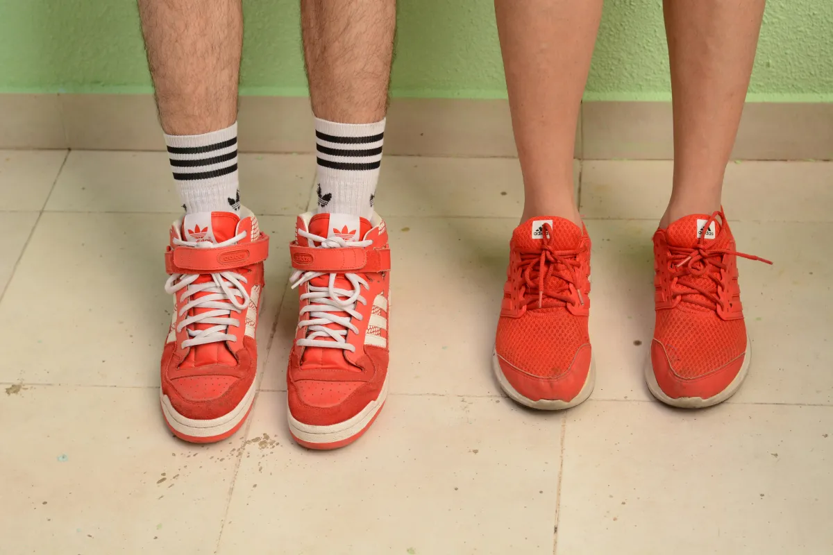 10 tênis clássicos da Adidas masculinos e femininos para agradar o seu amor