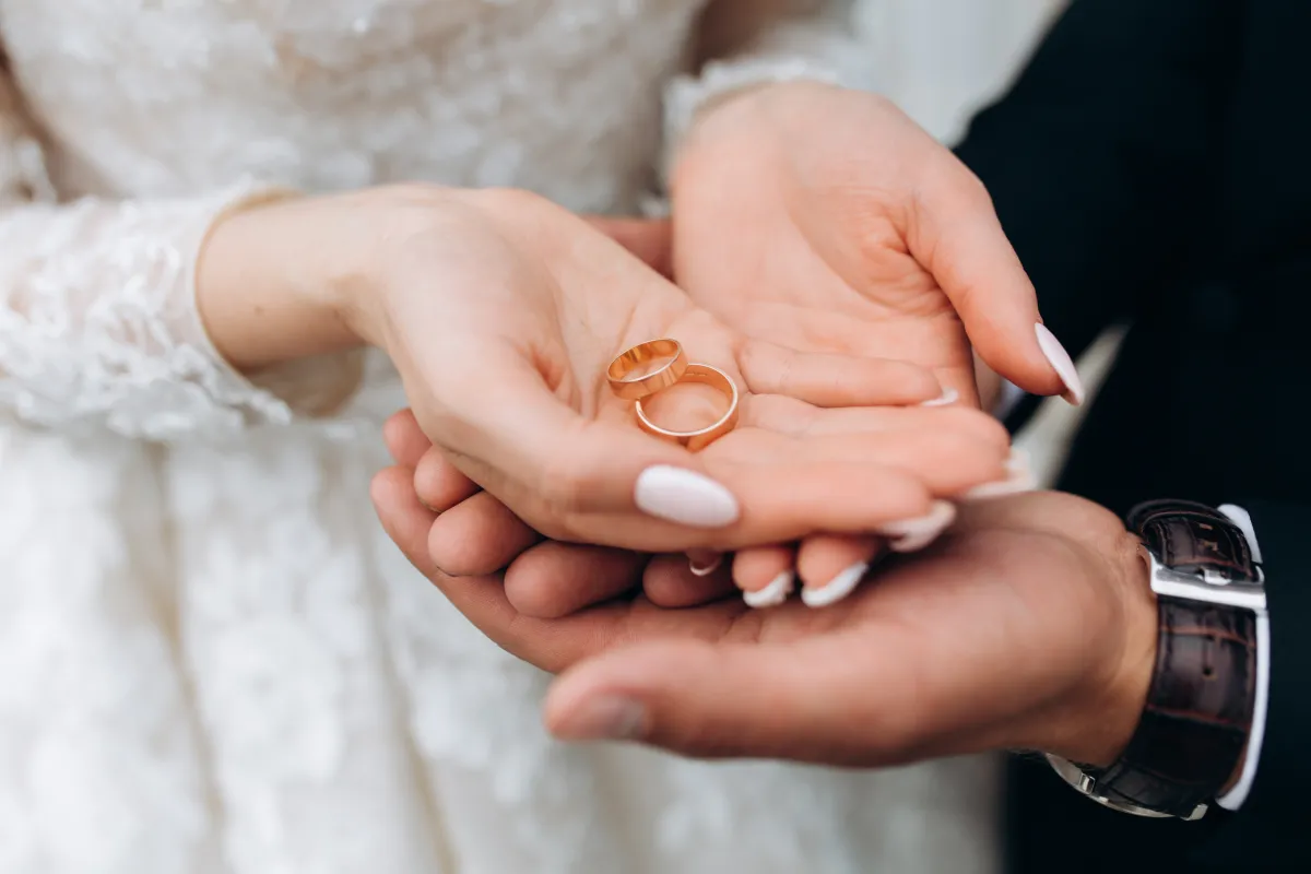 Conheça 6 anéis de casamento em ouro amarelo da Monte Carlo