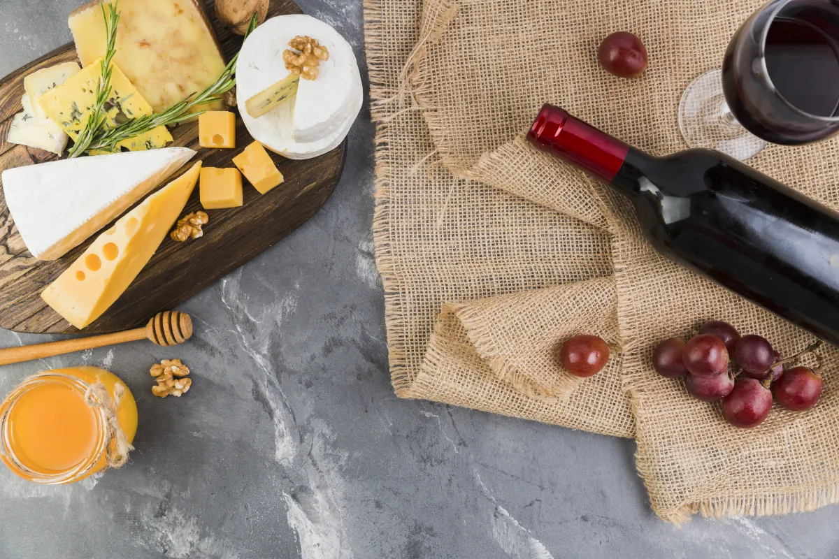Cesta de queijos e vinhos para o dia dos namorados