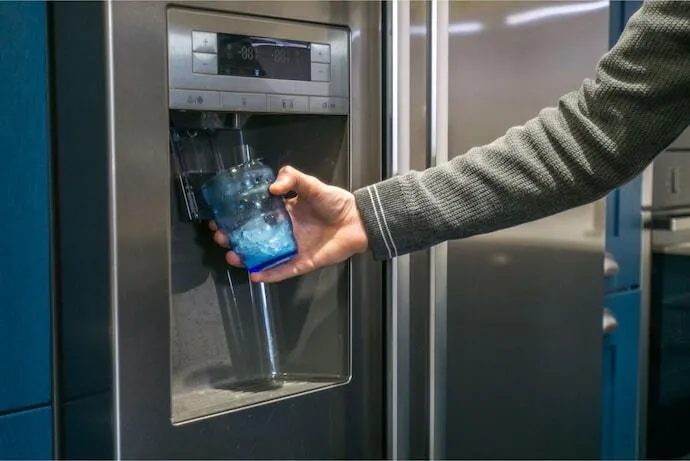 Geladeira com dispenser de água e gelo
