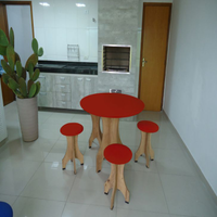 Conjunto de Mesa 90 cm com 4 Banquetas Rubi de Madeira Antígua com Assento Estofado Vermelho Cestari