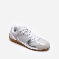 Tênis casual com recortes e cadarço duplo ace prateado