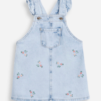 Salopete infantil jeans com bordado floral e babados azul