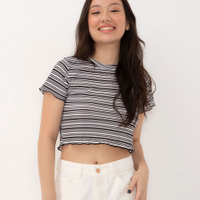 Blusa juvenil cropped canelada manga curta listrada preta