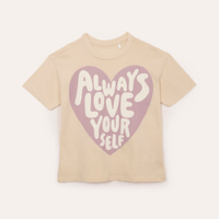 Camiseta de algodão infantil oversized coração bege