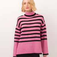 Suéter de tricot listrado com fendas gola alta rosa