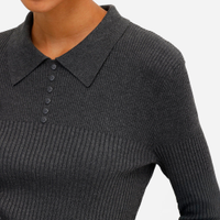 Suéter polo feminino de tricot canelado cinza