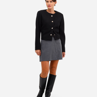 Minissaia feminina com cinto cinza