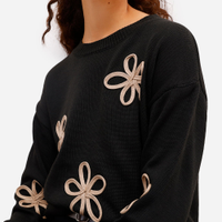 Suéter feminino de tricot com bordado floral preto