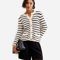 Cardigan feminino de tricot com bolsos listrado bege