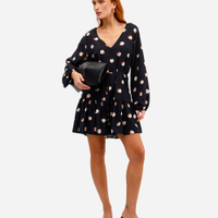 Vestido curto feminino de viscose poá com babado preto