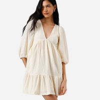 Vestido curto feminino de laise com recorte off white
