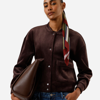 Jaqueta bomber feminina de veludo cotelê com bolsos marrom