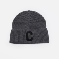 Gorro de tricot com bordado cinza