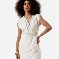 Vestido curto feminino com viscose decote v texturizado bege