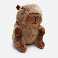 Pelúcia infantil capivara com mochila marrom