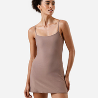 Vestido curto feminino esportivo com fenda marrom