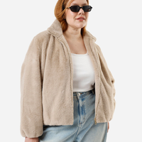 Jaqueta feminina de pelúcia plus size bege