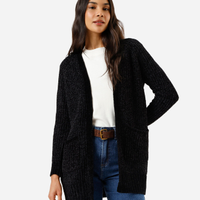 Cardigan alongado feminino de tricot chenille com bolsos preto