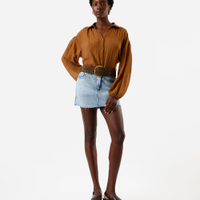 Minissaia jeans cintura média barra desfiada azul