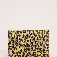 Carteira envelope estampada animal print bege