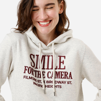 Blusão feminino de moletom com capuz e bordado cinza