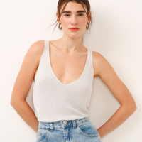 Blusa em tricot lurex decote v alça fina prateada