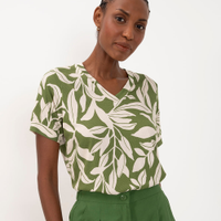 Blusa de viscose folhagem decote v verde militar