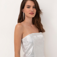 Cropped metalizado decote reto sem alça prata