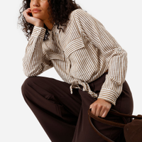 Camisa feminina manga longa amarração listrada marrom