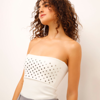 Top sem manga com tachas off white