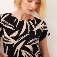 Blusa de viscose com botão no ombro folhagem preta
