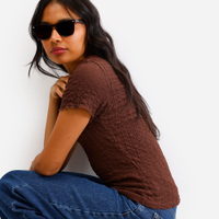 Blusa feminina manga curta texturizada marrom escuro