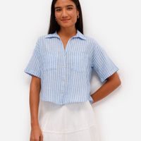 Camisa feminina de algodão manga curta com bolsos listrada azul