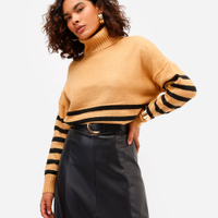 Suéter oversized feminino de tricot gola alta listrada marrom