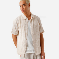 Camisa masculina com bolso texturizada bege
