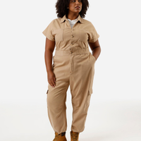 Macacão feminino de sarja plus size bege