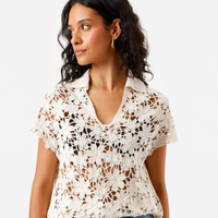 Polo alongada feminina de crochê floral bege