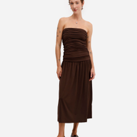 Vestido midi feminino sem alça franzido marrom