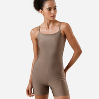 Macaquinho feminino esportivo com bolso marrom