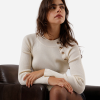 Suéter feminino de tricot com botões canelado off white