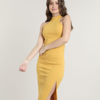 Vestido Feminino Midi Halter Neck Canelado com Fenda Gola Alta Mostarda