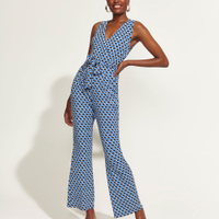 Macacão Feminino DVF Flare Estampado Geométrico com Faixa para Amarrar Sem Manga Azul Claro