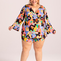 Blusa Transpassada Estampa Mulheres Collab Ju Romano