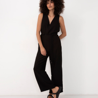 Macacão de viscose com cordão e aviamento preto