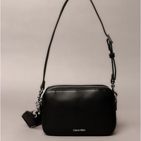 Bolsa Calvin Klein Feminina Camera Bag Com Alça Removível - Preto Bolsa Calvin Klein Feminina Camera Bag Com Alça Removível Preto u