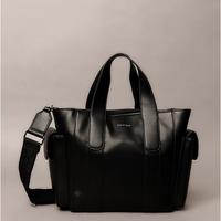 Bolsa Calvin Klein Feminina Com Bolsos Laterais - Preto Bolsa Calvin Klein Feminina Com Bolsos Laterais Preto u