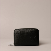 Carteira Pequena Calvin Klein Jeans Feminino Queima Ck - Preto Carteira Pequena Calvin Klein Jeans Feminino Queima Ck Preto u