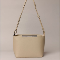 Bolsa Média Calvin Klein Feminina Placa Calvin Klein - Caqui Claro Bolsa Média Calvin Klein Feminina Placa Calvin Klein Caqui Claro u