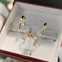 Par alianças 2mm abauladas com Anel Petit (Escolha a cor da pedra)